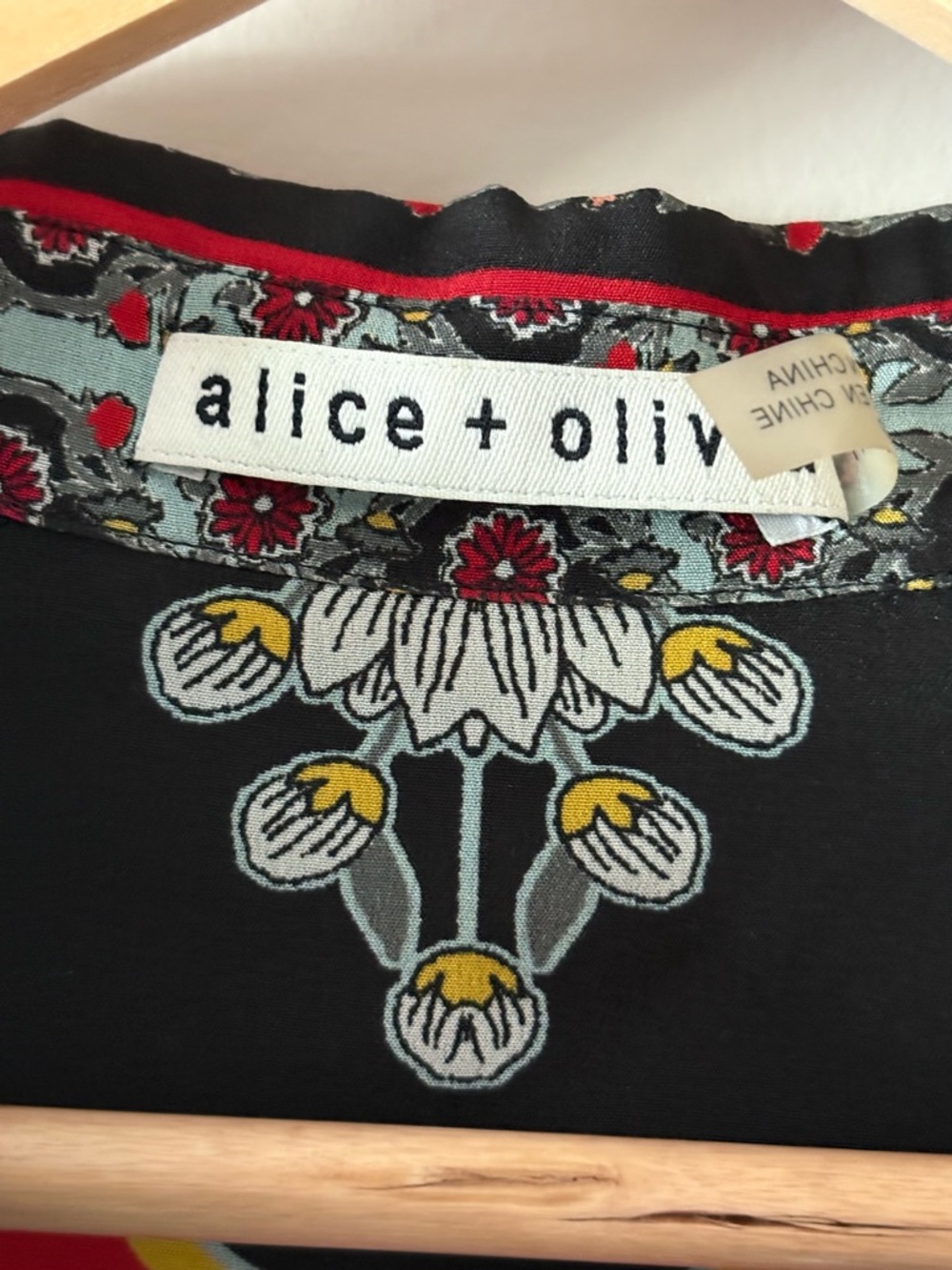 Alice + Olivia 100% Silk Blouse Blue Floral Print Button Front Blouse Size S - Picture 5 of 7